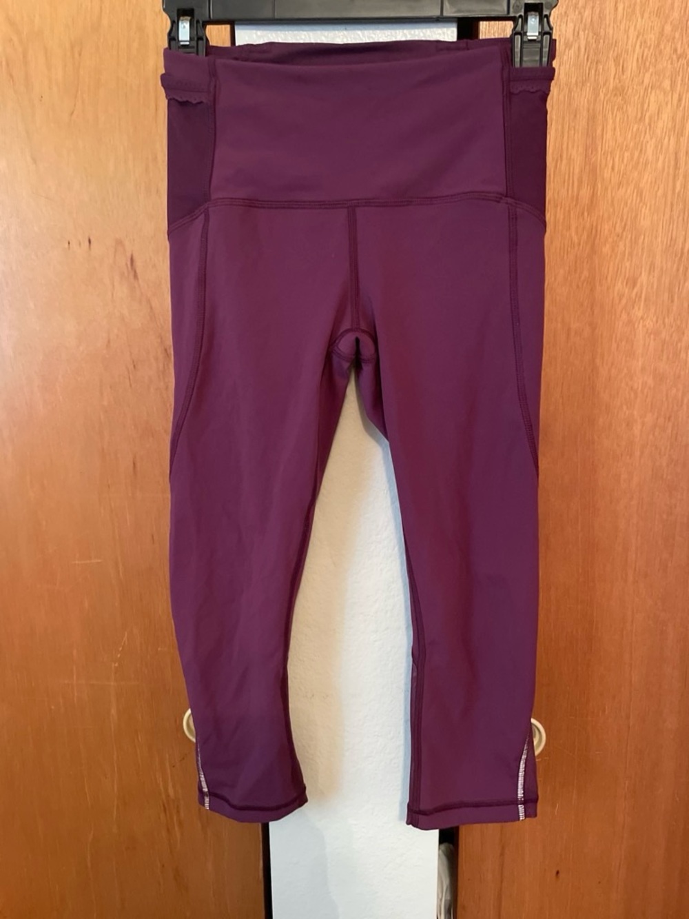 Lululemon free Runner crop Plum Active Cropped Leggings